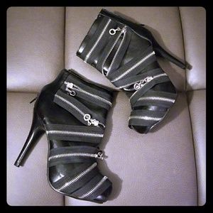 Dollhouse Ladies Black Zipper Bandage Heel Bootie